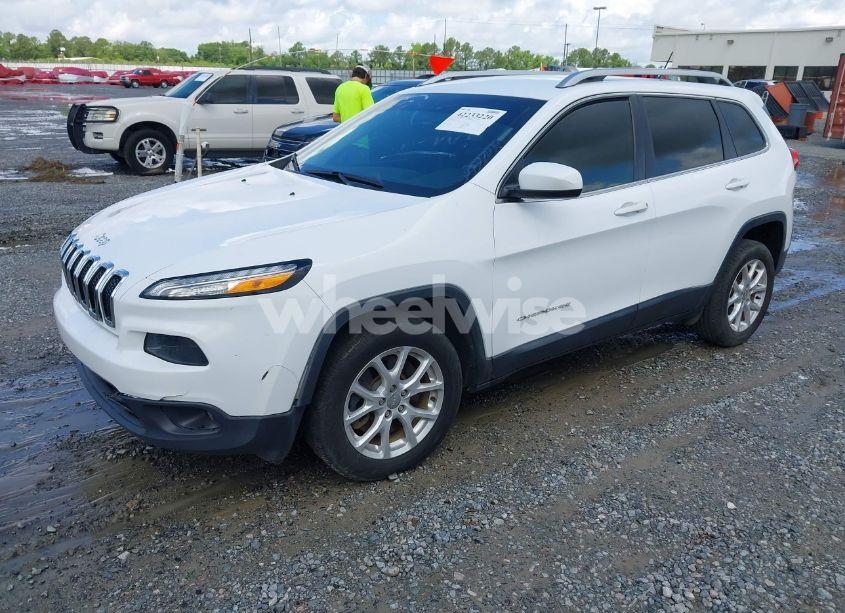 Photo 2 of 2018 Jeep Cherokee LATITUDE FWD (VIN 1C4PJLCB1JD553390)
