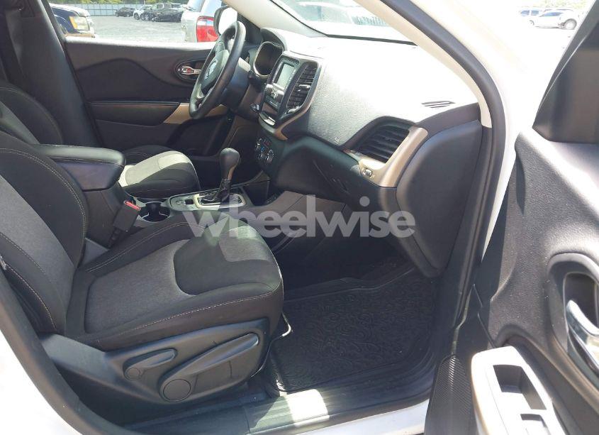 Photo 5 of 2018 Jeep Cherokee LATITUDE FWD (VIN 1C4PJLCB1JD553390)