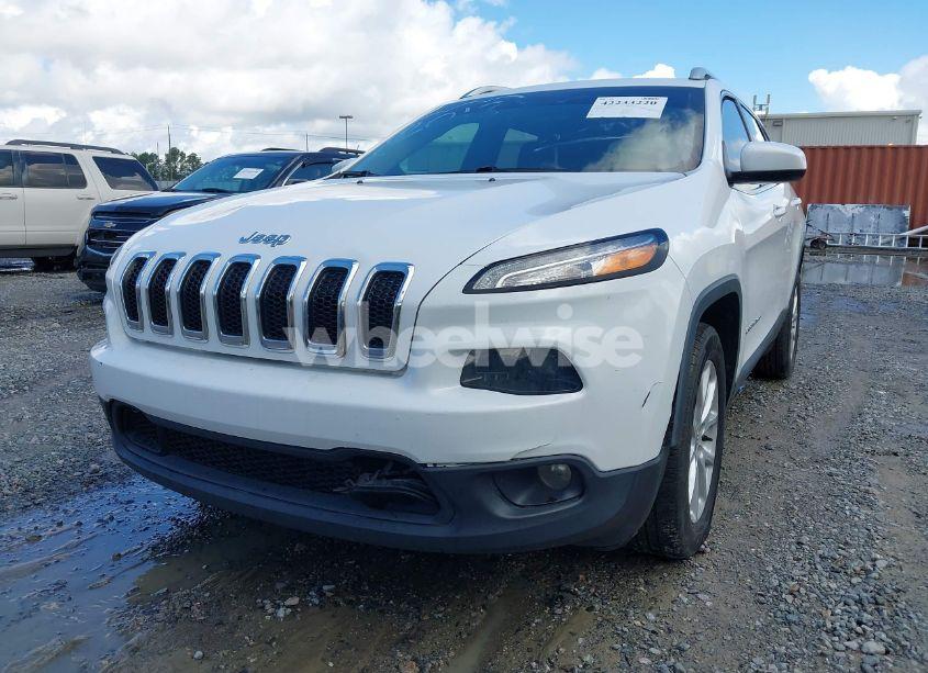 Photo 6 of 2018 Jeep Cherokee LATITUDE FWD (VIN 1C4PJLCB1JD553390)