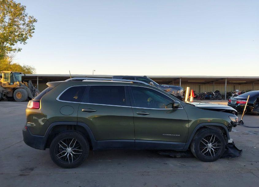 Photo 13 of 2019 Jeep Cherokee LATITUDE (VIN 1C4PJLCB1KD265483)