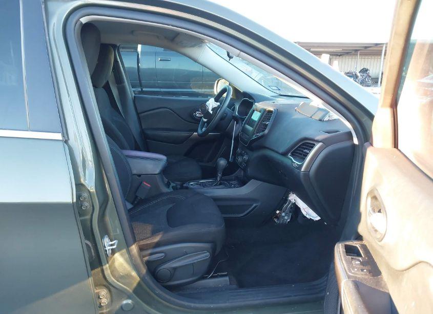 Photo 5 of 2019 Jeep Cherokee LATITUDE (VIN 1C4PJLCB1KD265483)