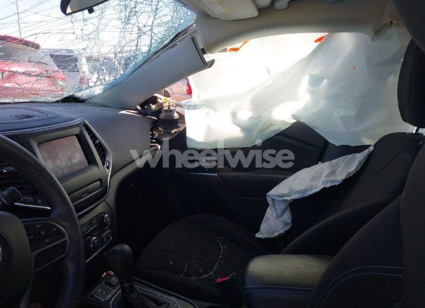 Photo 5 of 2019 Jeep Cherokee LATITUDE FWD (VIN 1C4PJLCB1KD269646)