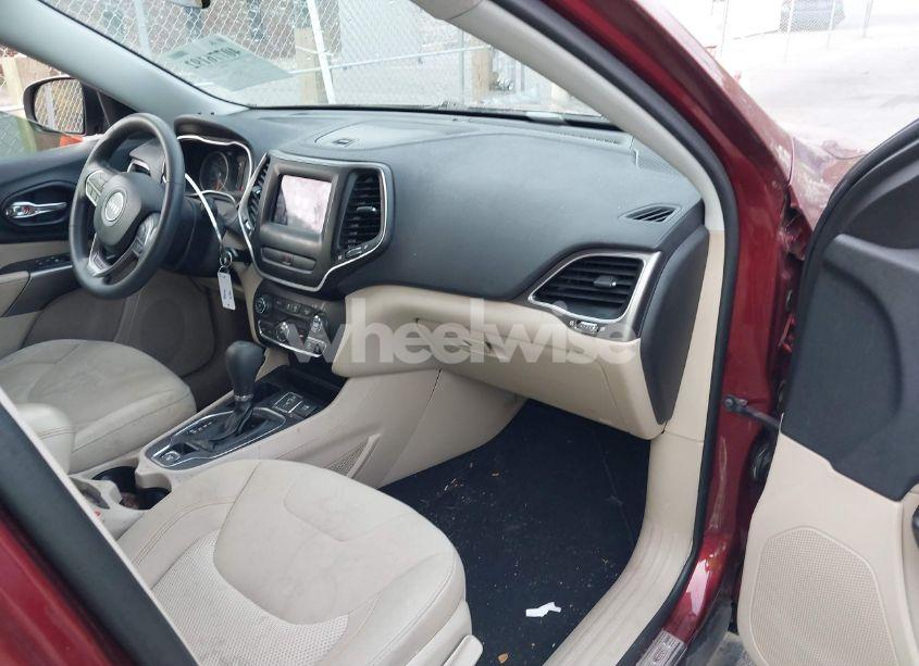 Photo 5 of 2019 Jeep Cherokee LATITUDE FWD (VIN 1C4PJLCB1KD313547)