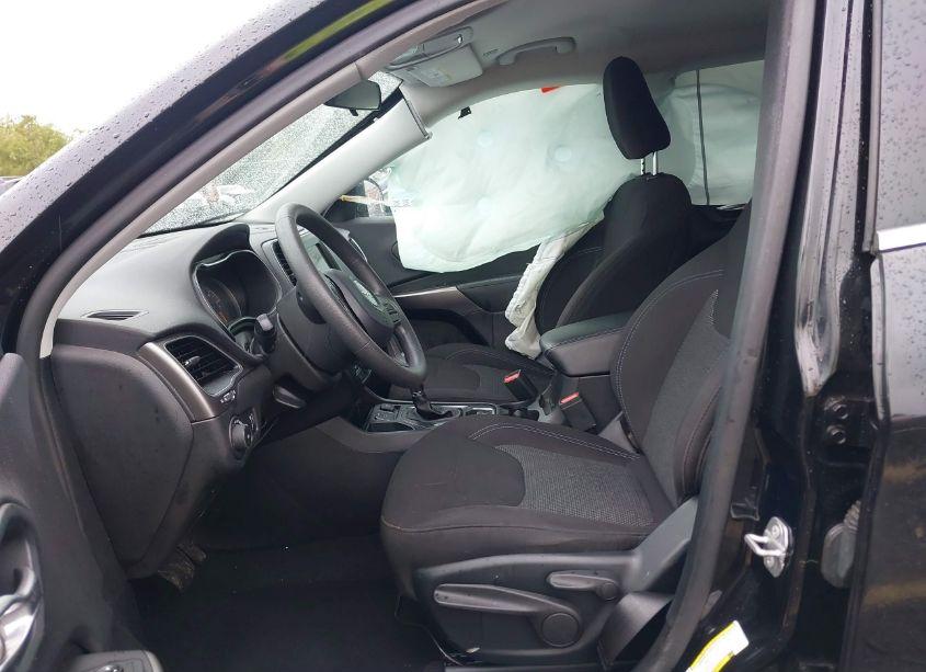 Photo 5 of 2019 Jeep Cherokee LATITUDE FWD (VIN 1C4PJLCB1KD326542)