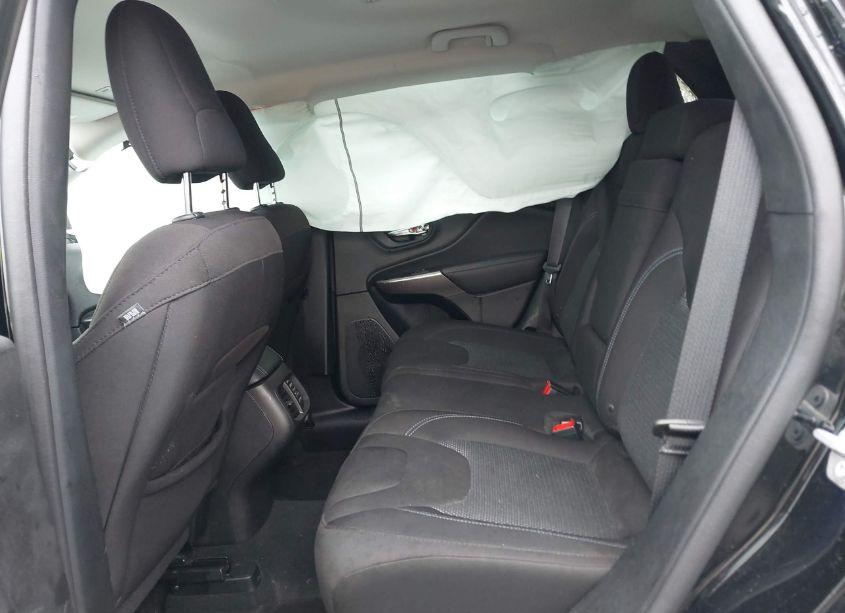 Photo 8 of 2019 Jeep Cherokee LATITUDE FWD (VIN 1C4PJLCB1KD326542)