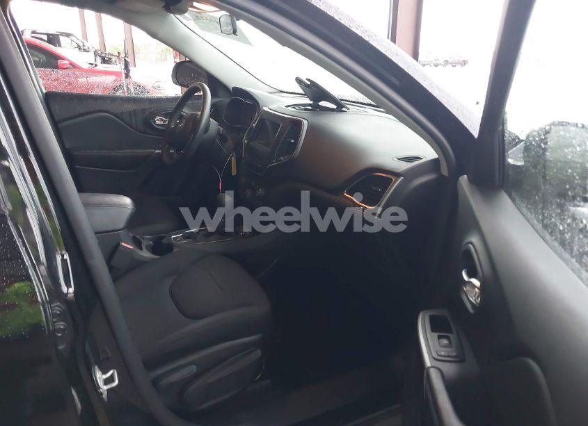 Photo 5 of 2020 Jeep Cherokee LATITUDE FWD (VIN 1C4PJLCB1LD535765)