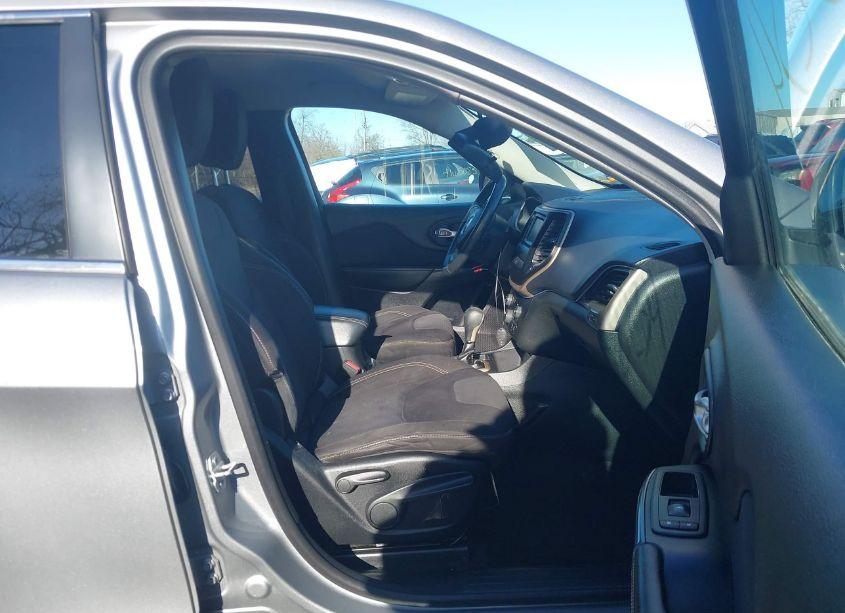 Photo 5 of 2015 Jeep Cherokee LATITUDE (VIN 1C4PJLCB2FW572607)