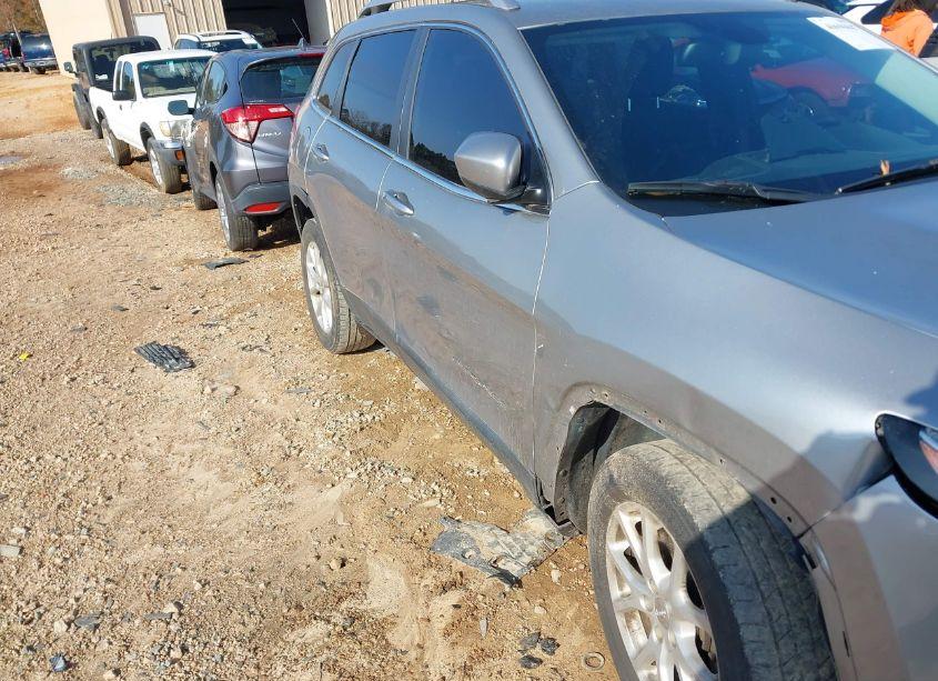 Photo 6 of 2015 Jeep Cherokee LATITUDE (VIN 1C4PJLCB2FW730931)