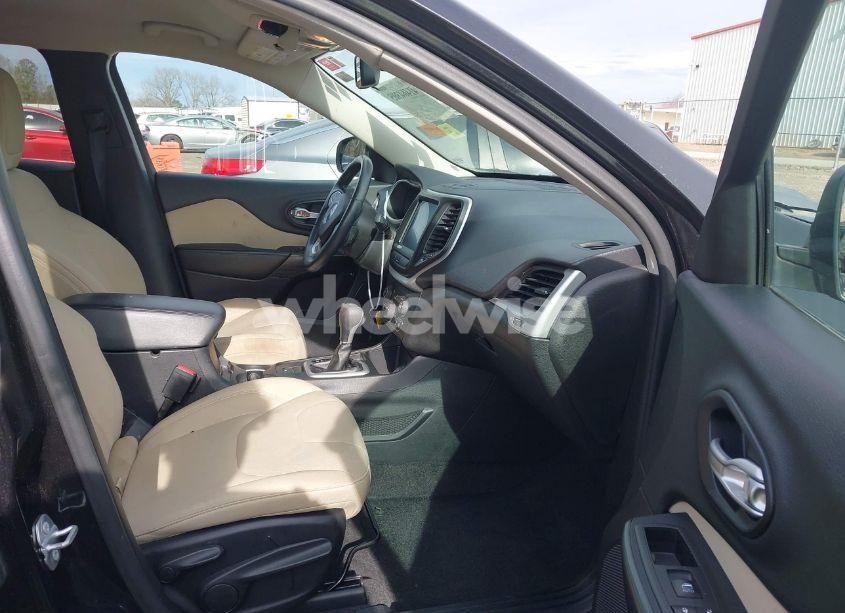 Photo 5 of 2015 Jeep Cherokee LATITUDE (VIN 1C4PJLCB2FW783001)