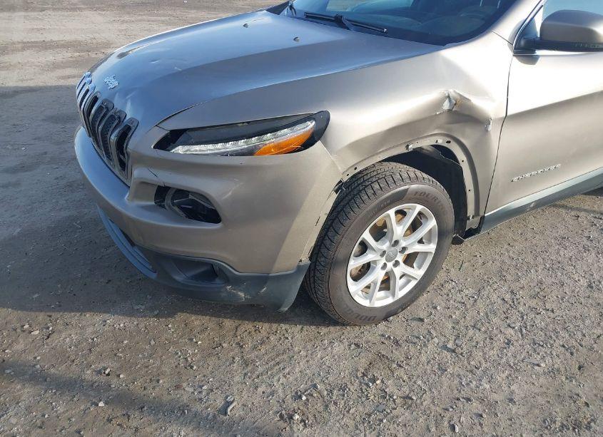 Photo 6 of 2016 Jeep Cherokee LATITUDE (VIN 1C4PJLCB2GW259090)