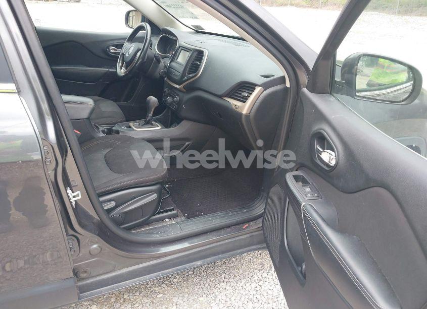 Photo 5 of 2017 Jeep Cherokee LATITUDE FWD (VIN 1C4PJLCB2HW566065)