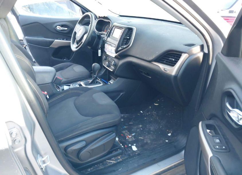 Photo 5 of 2017 Jeep Cherokee LATITUDE FWD (VIN 1C4PJLCB2HW619699)