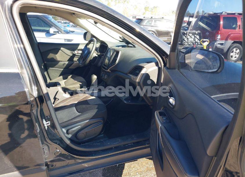 Photo 5 of 2018 Jeep Cherokee LATITUDE FWD (VIN 1C4PJLCB2JD511231)