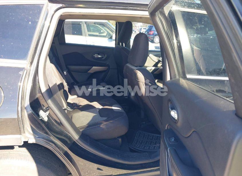 Photo 8 of 2018 Jeep Cherokee LATITUDE FWD (VIN 1C4PJLCB2JD511231)