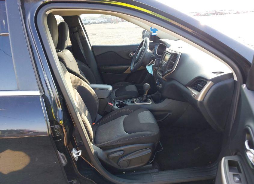 Photo 5 of 2018 Jeep Cherokee LATITUDE FWD (VIN 1C4PJLCB2JD566813)