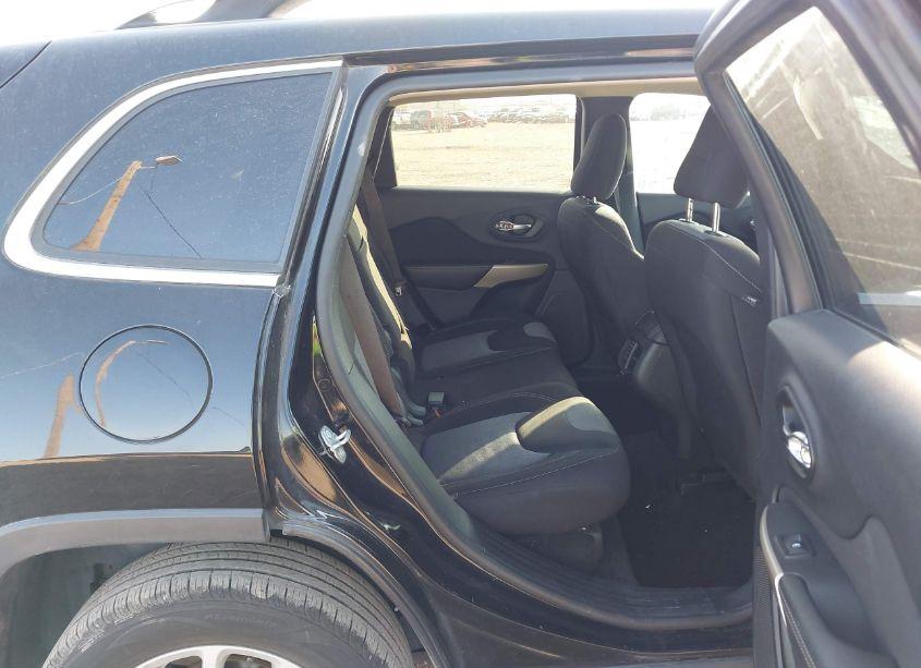 Photo 8 of 2018 Jeep Cherokee LATITUDE FWD (VIN 1C4PJLCB2JD566813)