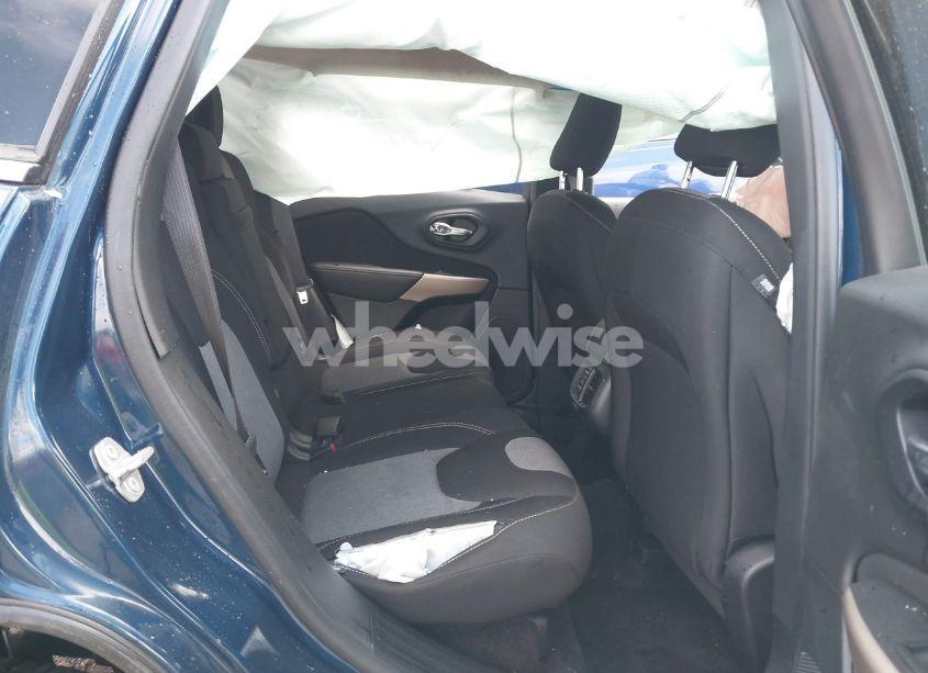 Photo 8 of 2018 Jeep Cherokee LATITUDE FWD (VIN 1C4PJLCB2JD596278)