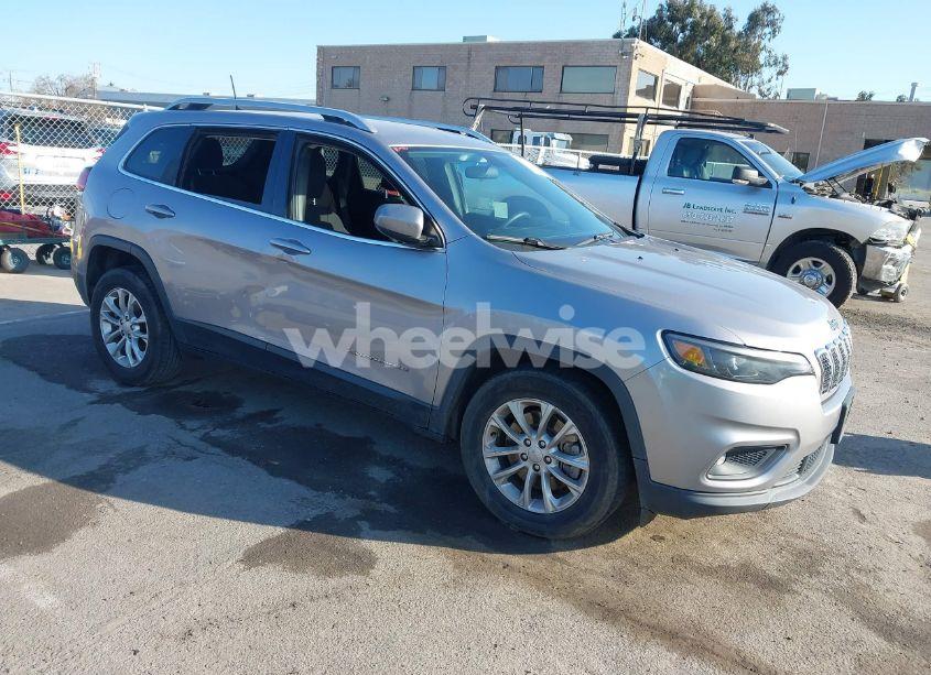 2019 Jeep Cherokee LATITUDE FWD (VIN 1C4PJLCB2KD296791) main photo