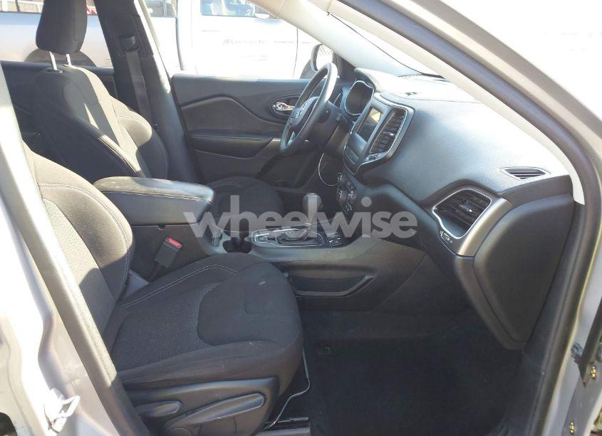 Photo 5 of 2019 Jeep Cherokee LATITUDE FWD (VIN 1C4PJLCB2KD296791)