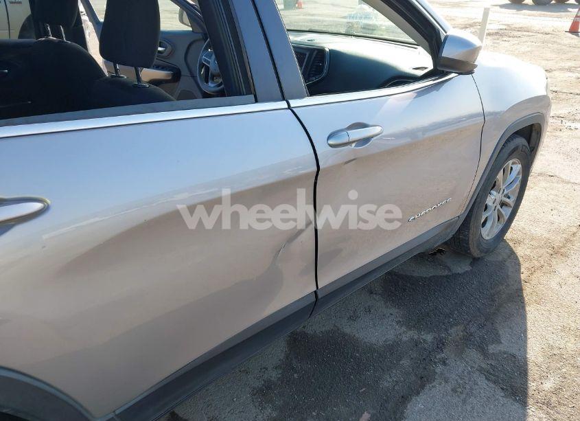 Photo 6 of 2019 Jeep Cherokee LATITUDE FWD (VIN 1C4PJLCB2KD296791)
