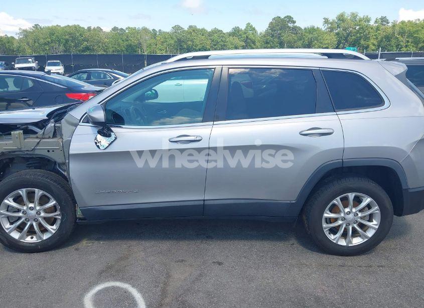 Photo 15 of 2019 Jeep Cherokee LATITUDE FWD (VIN 1C4PJLCB2KD325965)