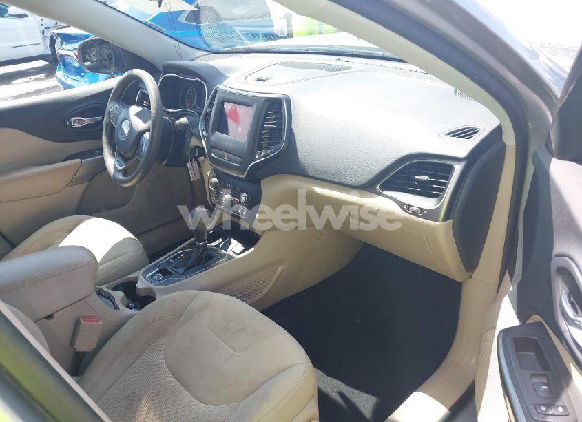 Photo 5 of 2019 Jeep Cherokee LATITUDE FWD (VIN 1C4PJLCB2KD325965)