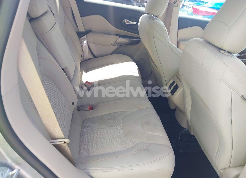 Photo 8 of 2019 Jeep Cherokee LATITUDE FWD (VIN 1C4PJLCB2KD325965)