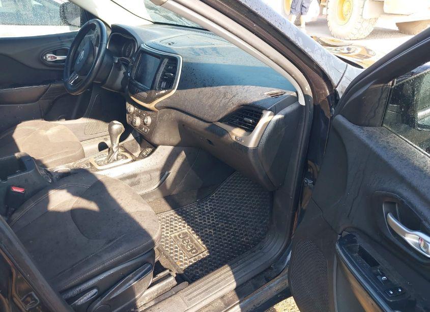 Photo 5 of 2015 Jeep Cherokee LATITUDE (VIN 1C4PJLCB3FW706802)