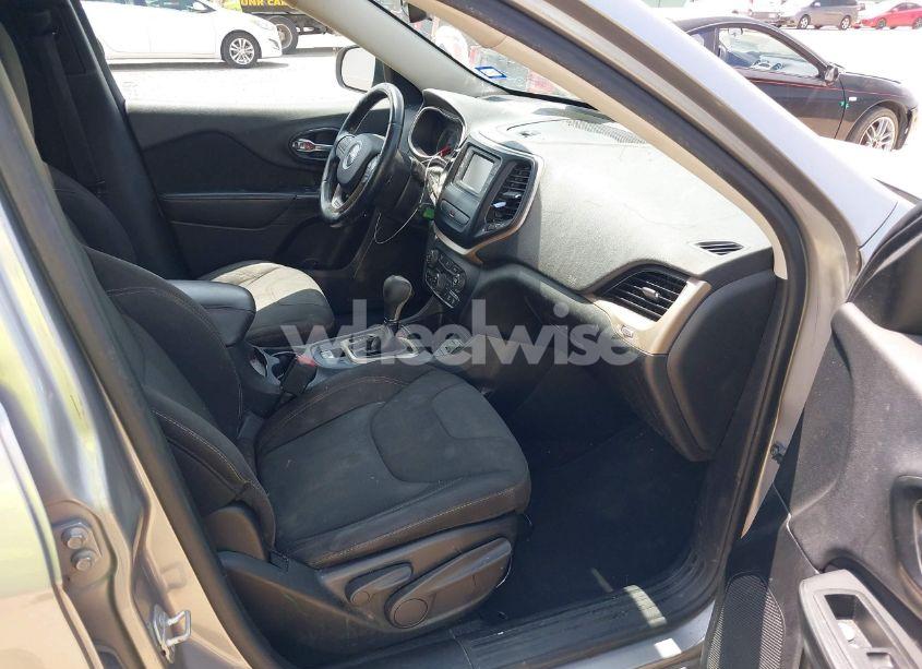 Photo 5 of 2016 Jeep Cherokee LATITUDE (VIN 1C4PJLCB3GW200355)