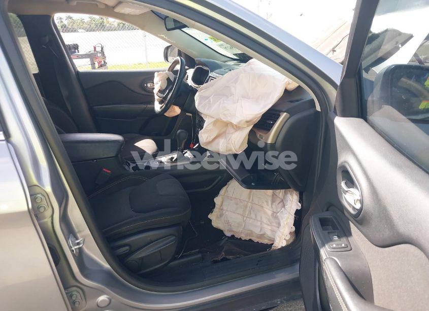 Photo 5 of 2017 Jeep Cherokee LATITUDE FWD (VIN 1C4PJLCB3HW542048)