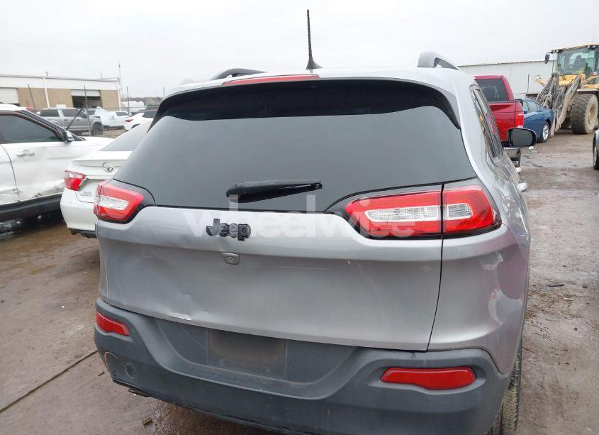 Photo 17 of 2018 Jeep Cherokee LATITUDE FWD (VIN 1C4PJLCB3JD518768)