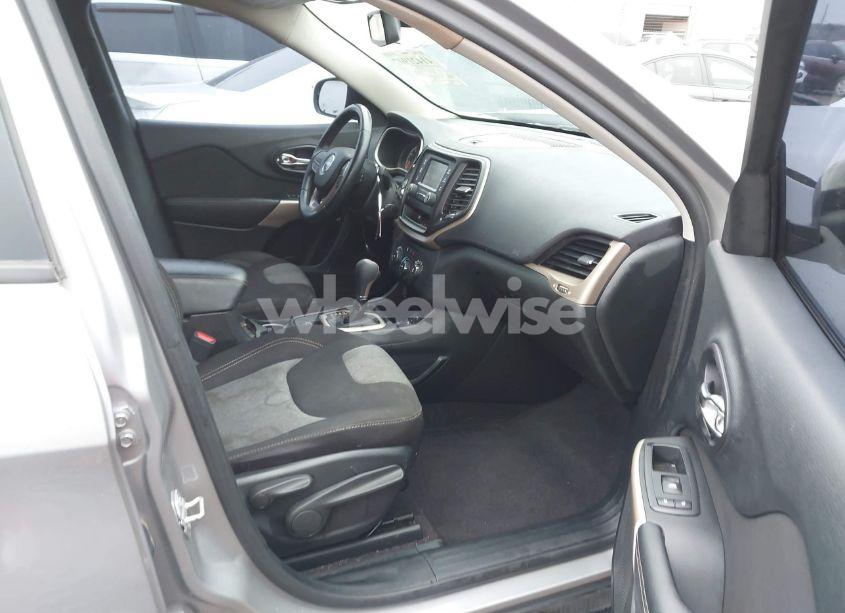 Photo 5 of 2018 Jeep Cherokee LATITUDE FWD (VIN 1C4PJLCB3JD518768)