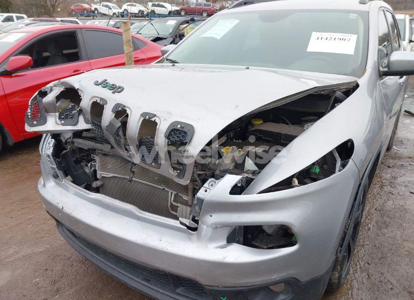 Photo 6 of 2018 Jeep Cherokee LATITUDE FWD (VIN 1C4PJLCB3JD518768)