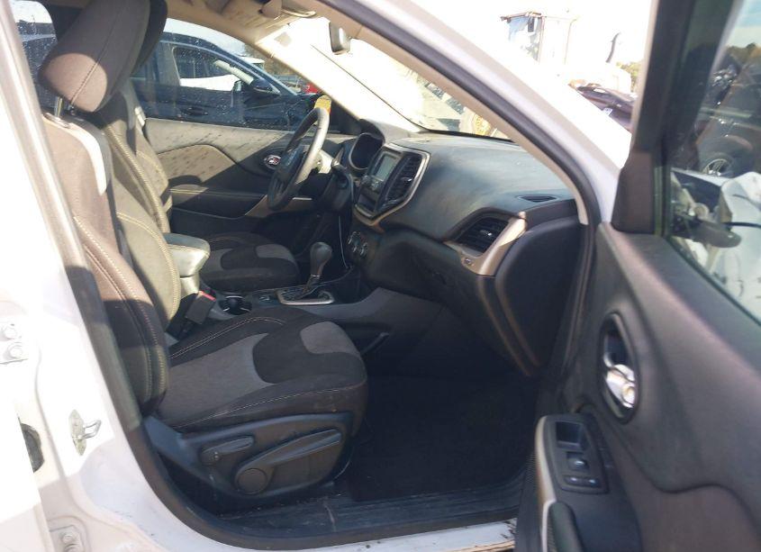 Photo 5 of 2018 Jeep Cherokee LATITUDE FWD (VIN 1C4PJLCB3JD538566)