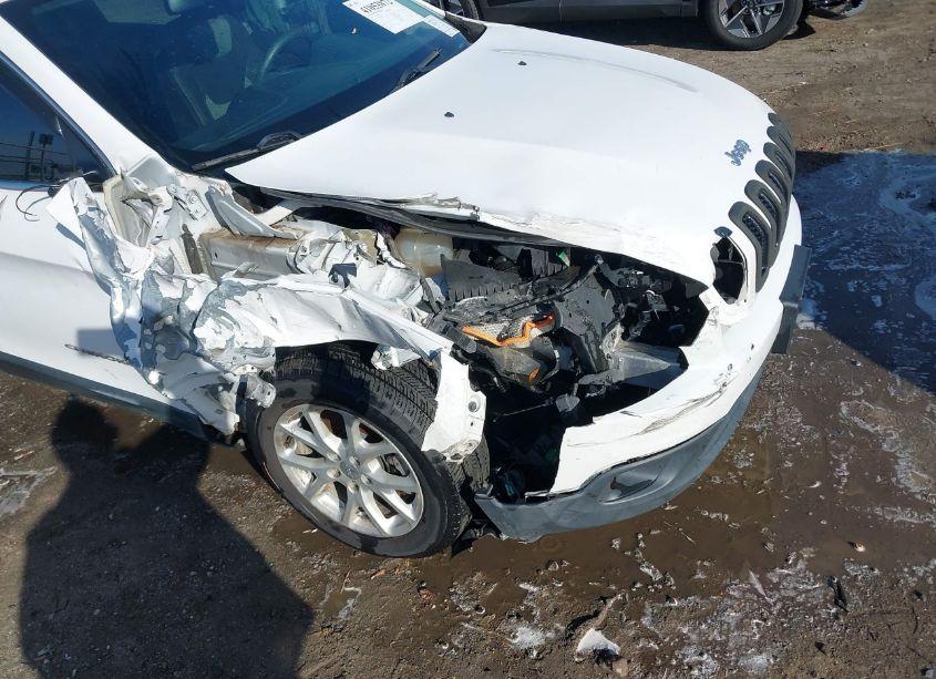 Photo 6 of 2018 Jeep Cherokee LATITUDE FWD (VIN 1C4PJLCB3JD538566)