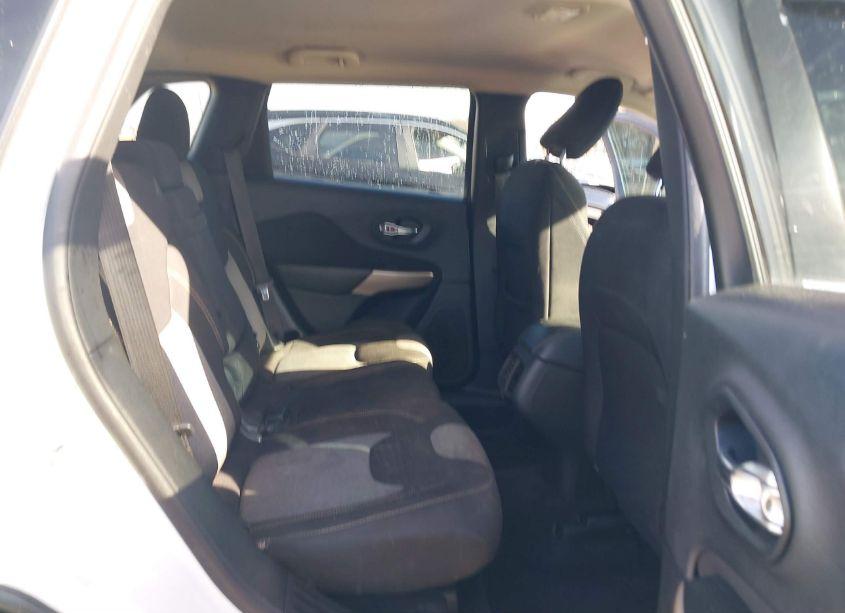 Photo 8 of 2018 Jeep Cherokee LATITUDE FWD (VIN 1C4PJLCB3JD538566)