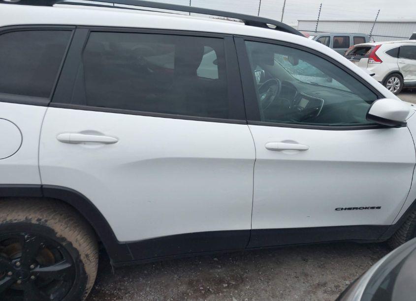 Photo 13 of 2018 Jeep Cherokee LATITUDE FWD (VIN 1C4PJLCB3JD556615)