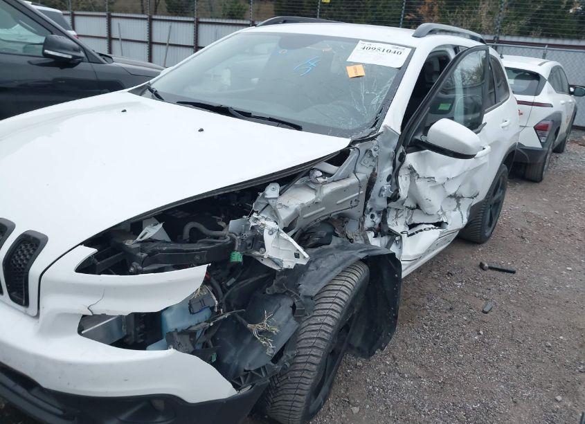 Photo 6 of 2018 Jeep Cherokee LATITUDE FWD (VIN 1C4PJLCB3JD556615)