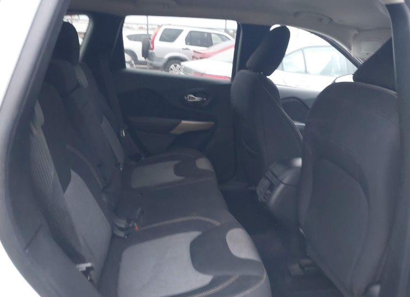 Photo 8 of 2018 Jeep Cherokee LATITUDE FWD (VIN 1C4PJLCB3JD556615)