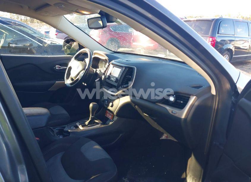 Photo 5 of 2018 Jeep Cherokee LATITUDE FWD (VIN 1C4PJLCB3JD584172)