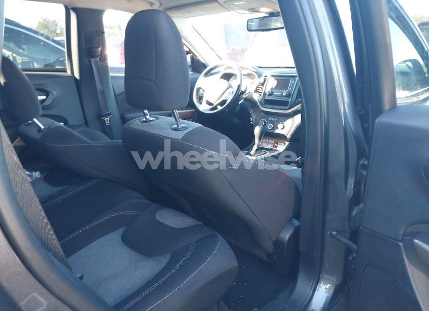 Photo 8 of 2018 Jeep Cherokee LATITUDE FWD (VIN 1C4PJLCB3JD584172)