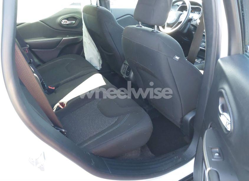 Photo 8 of 2019 Jeep Cherokee LATITUDE FWD (VIN 1C4PJLCB3KD147984)