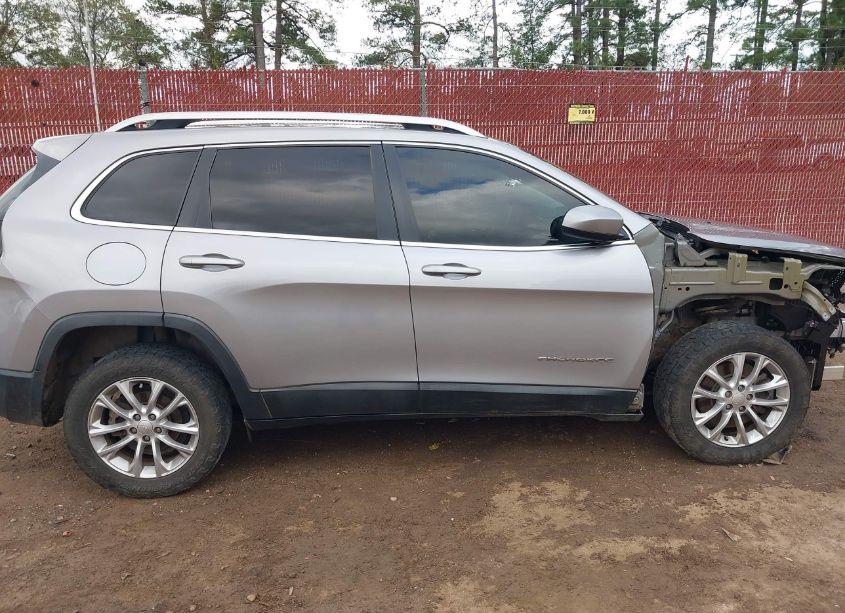 Photo 14 of 2019 Jeep Cherokee LATITUDE (VIN 1C4PJLCB3KD153459)