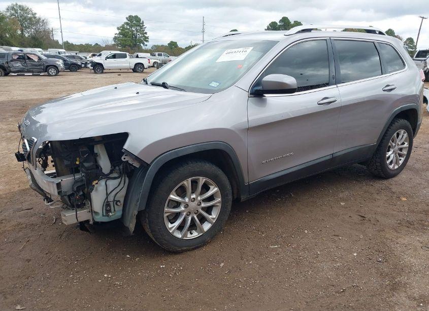 Photo 2 of 2019 Jeep Cherokee LATITUDE (VIN 1C4PJLCB3KD153459)