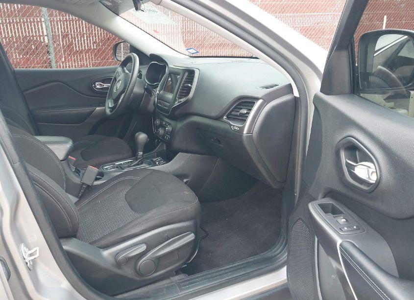 Photo 5 of 2019 Jeep Cherokee LATITUDE (VIN 1C4PJLCB3KD153459)