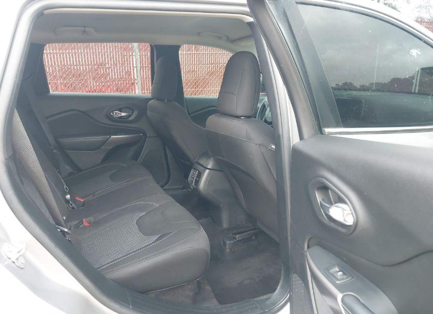 Photo 8 of 2019 Jeep Cherokee LATITUDE (VIN 1C4PJLCB3KD153459)