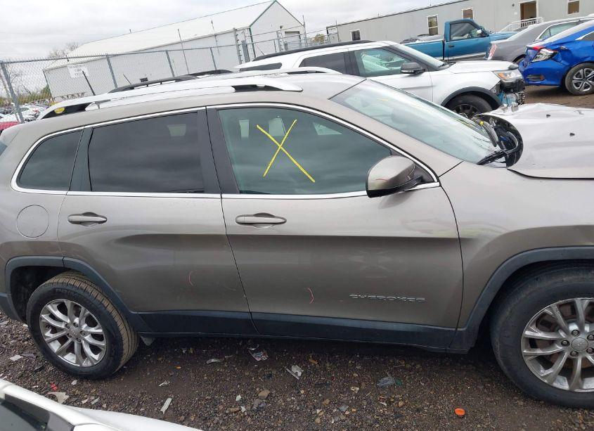 Photo 13 of 2019 Jeep Cherokee LATITUDE FWD (VIN 1C4PJLCB3KD171511)