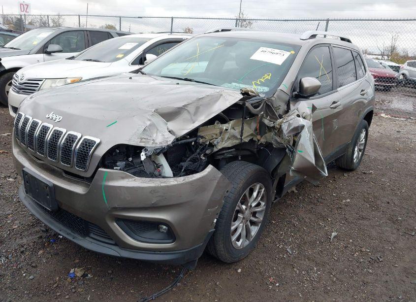 Photo 2 of 2019 Jeep Cherokee LATITUDE FWD (VIN 1C4PJLCB3KD171511)