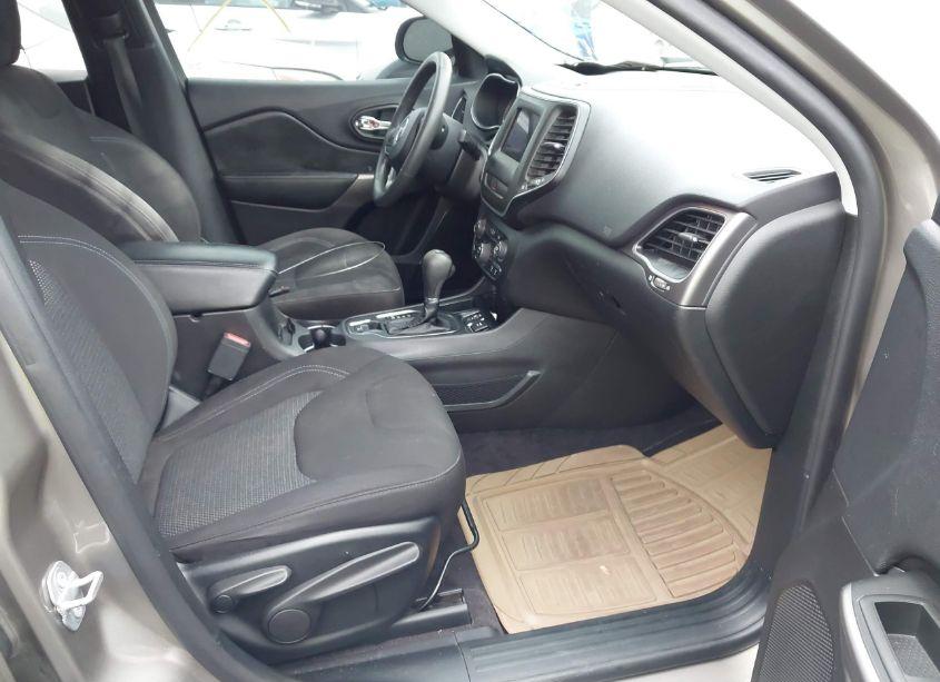 Photo 5 of 2019 Jeep Cherokee LATITUDE FWD (VIN 1C4PJLCB3KD171511)