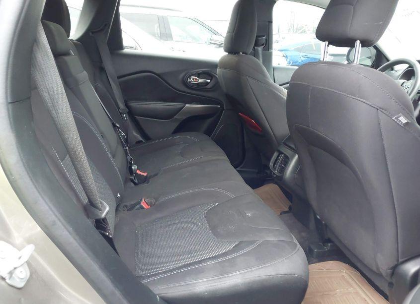 Photo 8 of 2019 Jeep Cherokee LATITUDE FWD (VIN 1C4PJLCB3KD171511)